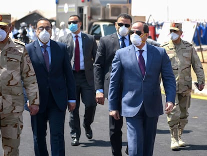 El presidente egipcio Abdelfatá al Sisi visita en abril de 2020 la base militar de Huckstep, al este de El Cairo.