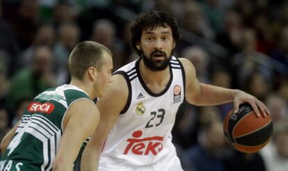 Lull, frente a Lekavicius (Zalgiris), durante un partido de la Euroliga.