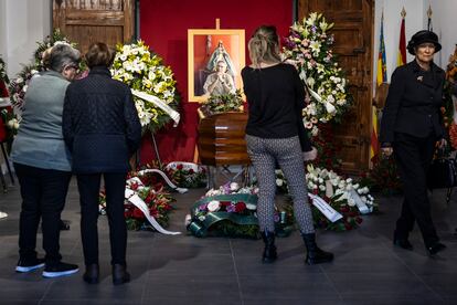 Vecinos de Faura frente al féretro de Fernando Delgado, este lunes.  