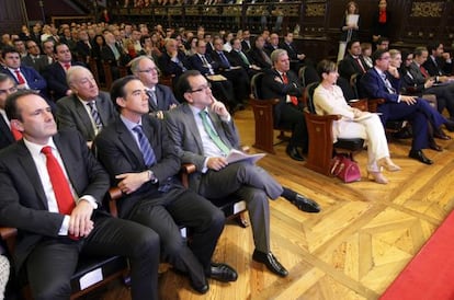 Arantza Tapia, primera a la derecha junto a Alberto García-Erauzkin.