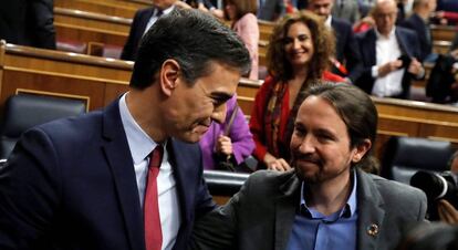 Pedro Sánchez, a la izquierda, y Pablo Iglesias, tras lograr la confianza del Congreso el pasado 7 de enero en Madrid.