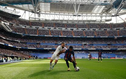 Dani Carvajal (a la izquierda), del Real Madrid, presiona a Alex Balde.