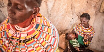 Mujeres descansan durante la visita de la princesa danesa Mary a Kenia. 