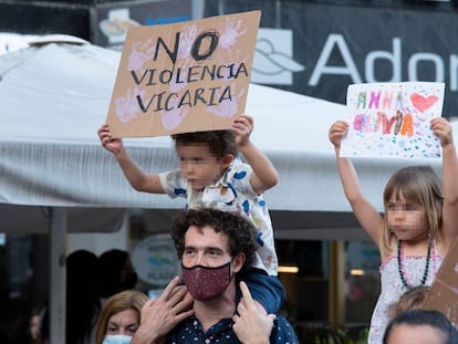 Dos niños con carteles participan en una concentración feminista. EUROPA PRESS