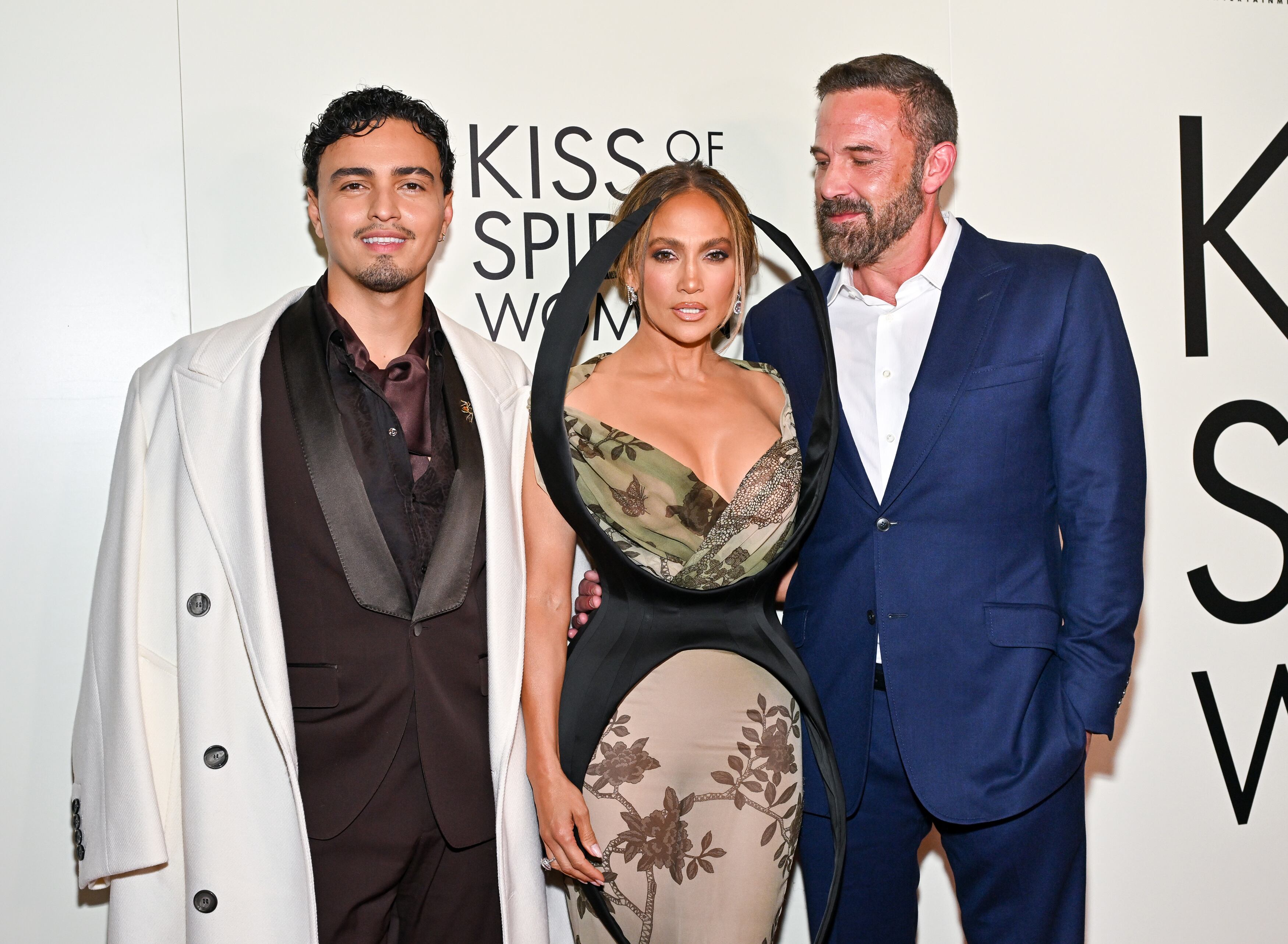 Jennifer Lopez y Ben Affleck posan juntos por primera vez en una alfombra roja tras su divorcio 1 Tonatiuh Elizarraraz, a la izquierda, Jennifer Lopez y Ben Affleck en la proyección de 'Kiss of the Spider Woman'.