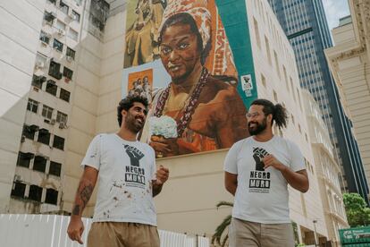 Fernando Cazé y Pedro Rajão integrantes de Negromuro frente al mural de la actriz Ruth de Souza.