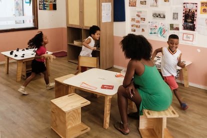 Alumnos del turno completo juegan durante una de las clases en la escuela María Felipa, en Río de Janeiro.