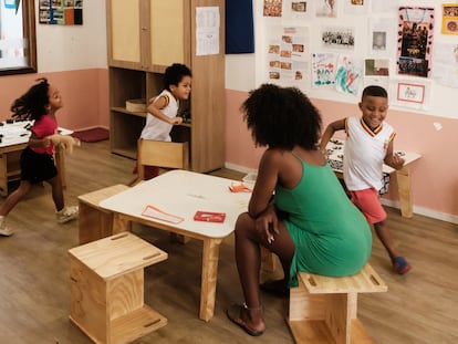Alumnos del turno completo juegan durante una de las clases en la escuela María Felipa, en Río de Janeiro.