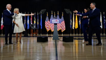 Joe Biden y su esposa Jill Biden, la senadora Kamala Harris y su marido Douglas Emhoff, se hacen gestos mientras practican el distanciamiento social durante un acto de campaña en Delaware, el 12 de agosto de 2020. El 11 de agosto de 2020, Biden anunció que había elegido a Harris como compañera de fórmula.