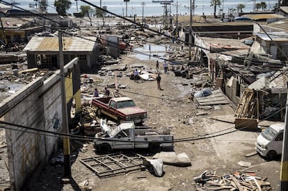 La Oficina de la ONU para la Reducción del Riesgo de Desastres (UNISDR) ha felicitado al Gobierno de Chile por "los esfuerzos realizados para mitigar los efectos del fuerte terremoto" registrado el miércoles, que ha dejado un millón de evacuados. En la imagen, vista de los destrozos causados por el tsunami en la ciudad chilena de Coquimbo.