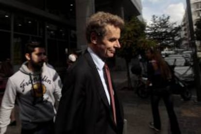 El representante del Fondo Monetario Internacional, Poul Thomsen, abandona el Ministerio de Finanzas en Atenas tras una reunión con el ministro griego de Finanzas, Yannis Sturnaras y el ministro griego de Desarrollo, Costis Hatzidakis en noviembre de 2013. EFE/Archivo