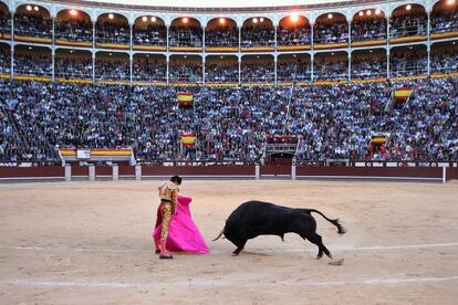 Miguel Ángel Perera con el capote en su segundo toro.