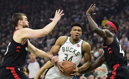 Antetokounmpo, entre Marc Gasol y Siakam.