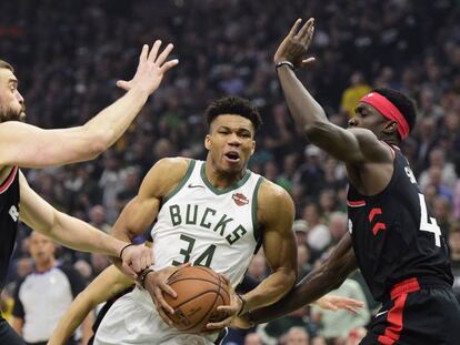 Antetokounmpo, entre Marc Gasol y Siakam.