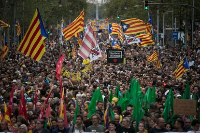 Imagem da manifestação pelo centro de Barcelona contra a sentença do 'procés' em prol da independência da região.