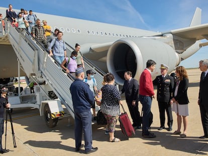 El ministro de Exteriores, José Manuel Albares, saluda a los españoles evacuados de Sudán a su llegada a la base de Torrejón de Ardoz (Madrid).