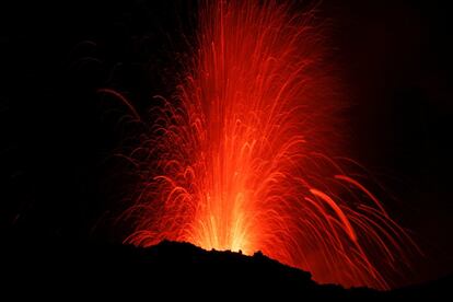 El 27 de febrero, el Etna aumentó su actividad volcánica, y hacia el final del día entró en erupción al expulsar ceniza desde el cráter situado en el flanco noreste, según informó el Observatorio Meteorológico.