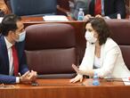 La presidenta de la Comunidad de Madrid, Isabel Díaz Ayuso, habla con el vicepresidente de la Comunidad, Ignacio Aguado, durante una sesión plenaria en la Asamblea de Madrid, en Madrid (España) a 1 de octubre de 2020. El Gobierno regional aprueba en esta sesión la modificación del Proyecto de Ley que, entre otras cuestiones, permitirá suprimir la mayoría de las licencias y liberalizar el sector urbanístico. Esta es la primera normativa que lleva el Ejecutivo autonómico en esta Legislatura, y lo hace mediante lectura única: se somete a votación sin debate previo. Asimismo y entre otras cuestiones, se debate sobre la situación de la Comunidad respecto a la pandemia y las actuaciones para frenar el Covid-19.
01 OCTUBRE 2020
Marta Fernández / Europa Press
1/10/2020