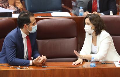 La presidenta de la Comunidad de Madrid, Isabel Díaz Ayuso, habla con el vicepresidente de la Comunidad, Ignacio Aguado, durante una sesión plenaria en la Asamblea de Madrid, en Madrid (España) el pasado jueves.