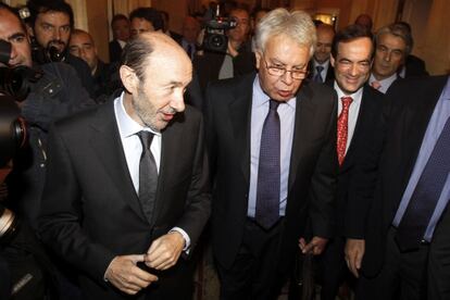 El candidato socialista, Alfredo Pérez Rubalcaba, el expresidente Felipe González y el presidente del Congreso, José Bono, esta mañana.