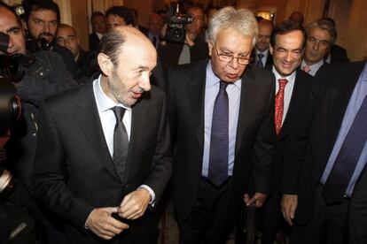 El candidato socialista, Alfredo P&eacute;rez Rubalcaba, el expresidente Felipe Gonz&aacute;lez y el presidente del Congreso, Jos&eacute; Bono, esta ma&ntilde;ana. 