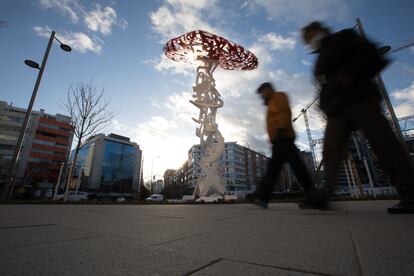 'El árbol de la vida', monumento en memoria a los sanitarios durante la pandemia de covid-19, en el distrito madrileño de Chamberí.