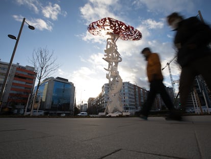 'El árbol de la vida', monumento en memoria a los sanitarios durante la pandemia de covid-19, en el distrito madrileño de Chamberí.