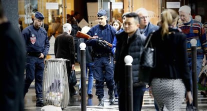 Policiais vigiam uma rua após os atentados em Paris.