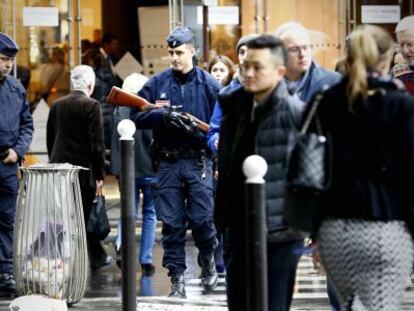 Policiais vigiam uma rua após os atentados em Paris.