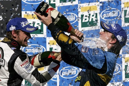 Fernando Alonso celebra su triunfo con Jenson Button.