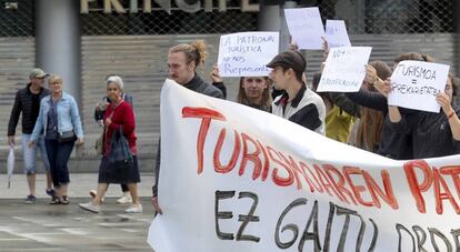 Un grupo de j&oacute;venes protesta frente al museo San Telmo de San Sebasti&aacute;n.