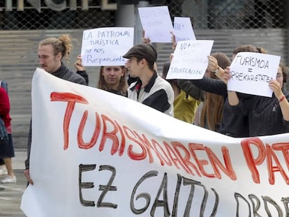 Un grupo de j&oacute;venes protesta frente al museo San Telmo de San Sebasti&aacute;n.