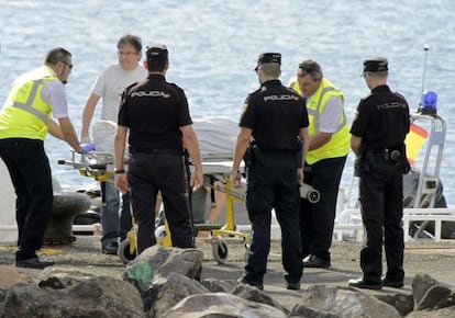 The body of one of the immigrants is moved by the authorities in Lanzarote