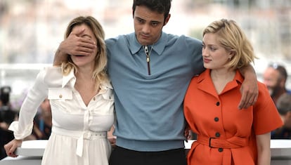 Valeria Bruni Tedeschi, Sofiane Bennacer y Nadia Tereszkiewicz en la presentación de 'La gran juventud' en el Festival de Cannes, en mayo de 2022.