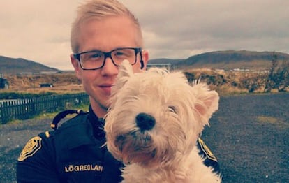 Un agente de la policía islandesa con uno de los secundarios típicos de su cuenta: un perro