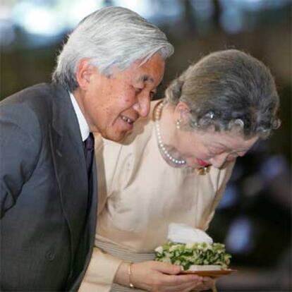 Los emperadores de Japón llegan al hospital para conocer a su nieto.