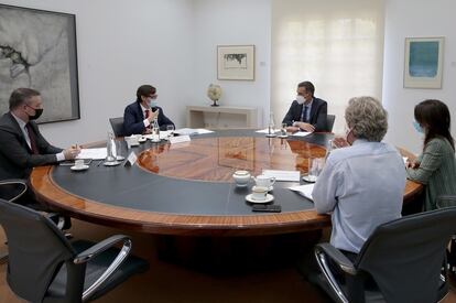 El presidente del Gobierno, Pedro Sánchez, se reúne con el ministro de Sanidad, Salvador Illa, y el jefe de Gabinete, Iván Redondo.