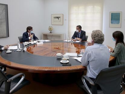 El presidente del Gobierno, Pedro Sánchez, se reúne con el ministro de Sanidad, Salvador Illa, y el jefe de Gabinete, Iván Redondo.