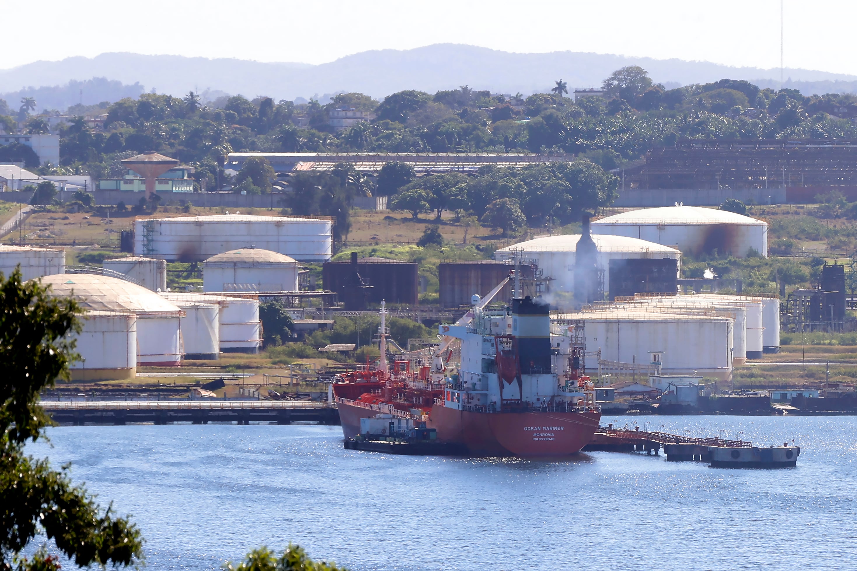 México ha ingresado casi 1.500 millones de dólares en tres años por la venta de petróleo a Cuba