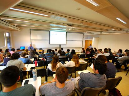 Un grupo de alumnos durante un curso en la Universidad Adolfo Ibáñez, en Viña del Mar (Chile), en una imagen de archivo.