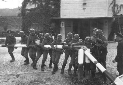 Tropes alemanyes de Wehrmacht retirant una barrera a la frontera entre Alemanya i Polònia.