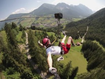 Una de las tirolinas más espectaculares de San Virgilio, en los Dolomitas, en la región italiana de Bolzano.