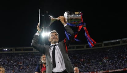 Luis Enrique celebra la victoria con el trofeo de la Copa del Rey.