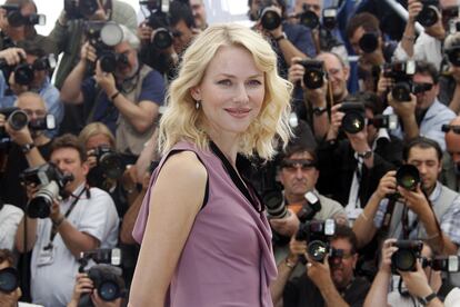 Hoy en día su nombre es de los más solicitados en la industria de Hollywood, pero hubo un momento en que Naomi Watts creyó que no lo lograría. La actriz australiana de 41 años, que tiene dos hijos pequeños con el actor Liev Schreiber, ha contado en una entrevista que a los 25 estuvo a punto de suicidarse porque no le ofrecían ningún papel. "Era una situación que no podía aguantar más", ha señalado. "Por mucho que lo intentaba no conseguía ningún papel, por eso quise dejarme caer por un acantilado". Pero con el nuevo siglo llegó su reconocimiento y vinieron <i>The Ring</i>, <i>21 Gramos</i> y <i>King Kong</i> que la hicieron famosa. Hoy por hoy trabaja codo a codo con Woody Allen y se apresta a interpretar a Marilyn Monroe en un próximo filme. Sin embargo, asegura que lo más importante en su vida es la familia. "Lucho cada día para hacerlo todo bien y ser una buena madre".