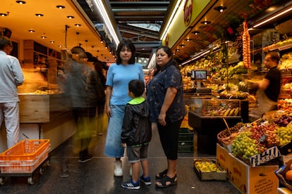 Violeta Cruz con sus hijos, Luca y Lukas, en el Mercado de Sant Antoni de Barcelona.