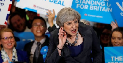 Theresa May durante un mitin electoral, este jueves en Derby.