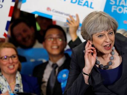 Theresa May durante un mitin electoral, este jueves en Derby.
