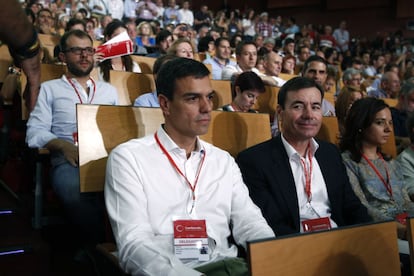 Pedro Sánchez y Tomás Gómez durante el congreso.