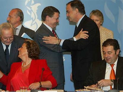 Sevilla, de pie, saluda a González Pons, y Barberá charla con Pérez Casado, ayer en Valencia.