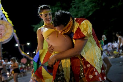 Henrique beija a sua esposa, Paula, grávida de sete meses, durante a celebração do carnaval em Olinda (Brasil), em 6 de fevereiro de 2016.